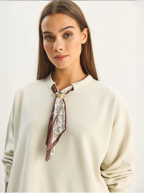 Felpa a girocollo a costine con dettaglio accessorio foulard lucci - Kiabi Felpa a girocollo a costine con dettaglio accessorio foulard lucci - Kiabi