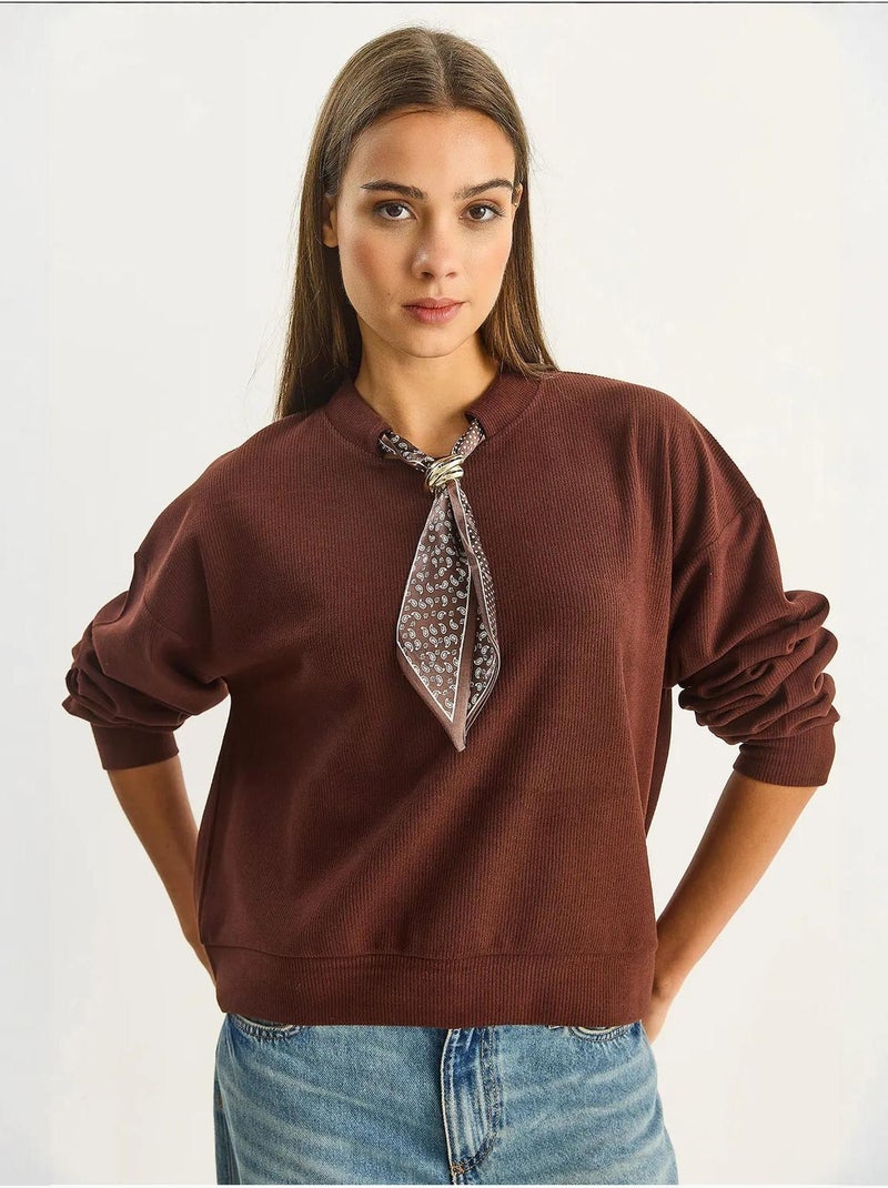 Felpa a girocollo a costine con dettaglio accessorio foulard lucci Marrone scuro - Kiabi