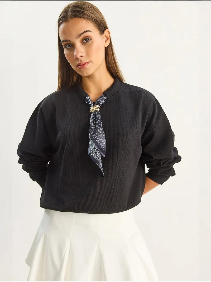 Felpa a girocollo a costine con dettaglio accessorio foulard lucci Nero - Kiabi
