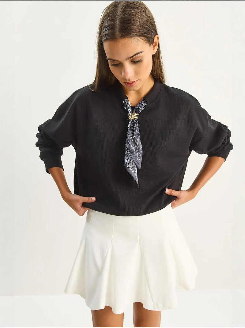 Felpa a girocollo a costine con dettaglio accessorio foulard lucci Nero - Kiabi
