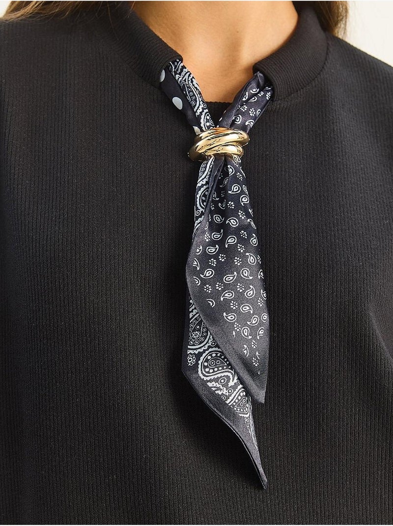 Felpa a girocollo a costine con dettaglio accessorio foulard lucci Nero - Kiabi