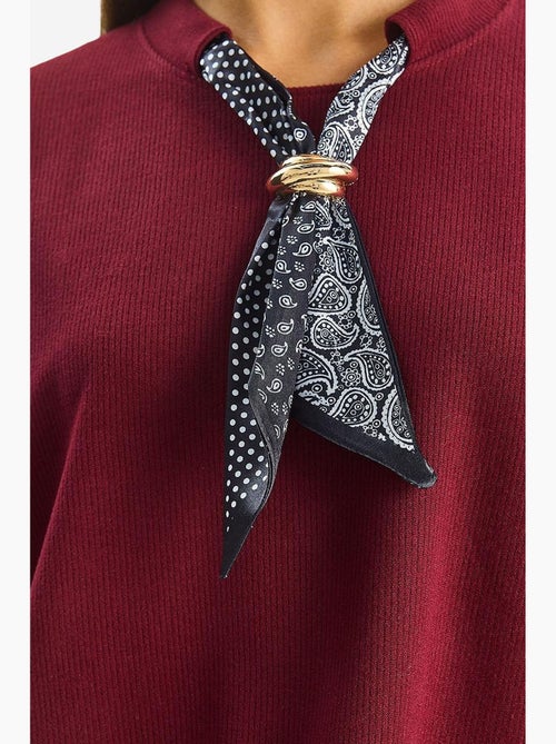 Felpa a girocollo a costine con dettaglio accessorio foulard lucci - Kiabi Felpa a girocollo a costine con dettaglio accessorio foulard lucci - Kiabi