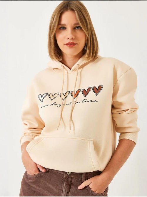 Felpa con cappuccio e stampa a cuore in triplo filato spazzolato lucci - Kiabi Felpa con cappuccio e stampa a cuore in triplo filato spazzolato lucci - Kiabi