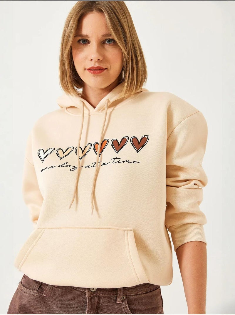 Felpa con cappuccio e stampa a cuore in triplo filato spazzolato lucci Beige argilla - Kiabi