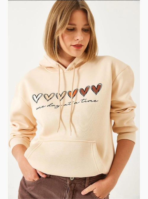 Felpa con cappuccio e stampa a cuore in triplo filato spazzolato lucci - Kiabi Felpa con cappuccio e stampa a cuore in triplo filato spazzolato lucci - Kiabi