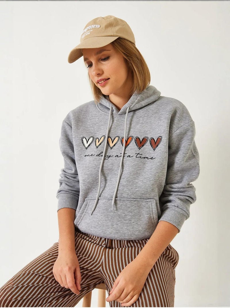 Felpa con cappuccio e stampa a cuore in triplo filato spazzolato lucci Grigio - Kiabi