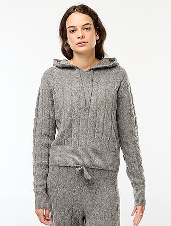 Maglione con cappuccio e trecce