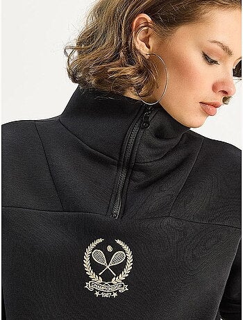 Felpa con ricamo e collo con zip lucci