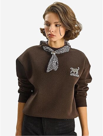 Felpa girocollo con accessorio stampato lucci