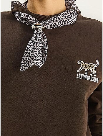 Felpa girocollo con accessorio stampato lucci