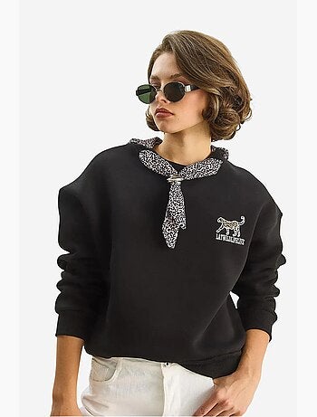 Felpa girocollo con accessorio stampato lucci