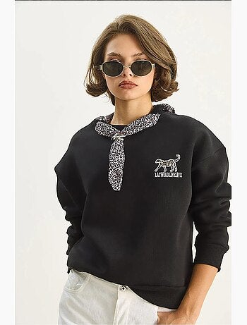 Felpa girocollo con accessorio stampato lucci