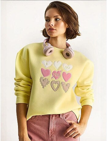 Felpa girocollo relaxed fit con applicazioni a patch a cuore lucci