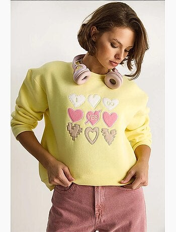 Felpa girocollo relaxed fit con applicazioni a patch a cuore lucci