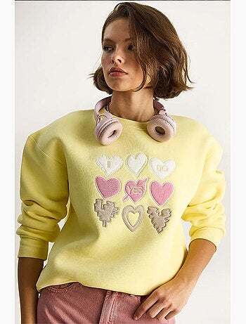 Felpa girocollo relaxed fit con applicazioni a patch a cuore lucci