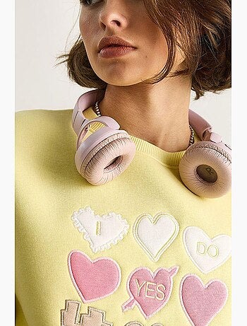 Felpa girocollo relaxed fit con applicazioni a patch a cuore lucci