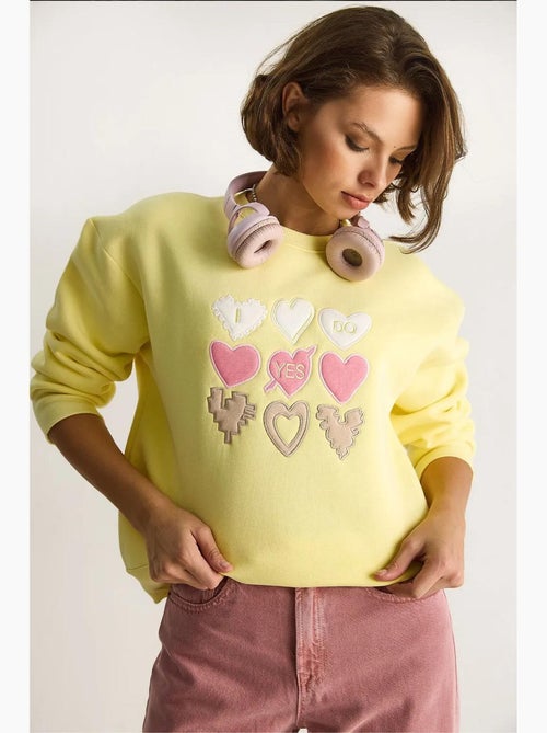 Felpa girocollo relaxed fit con applicazioni a patch a cuore lucci - Kiabi Felpa girocollo relaxed fit con applicazioni a patch a cuore lucci - Kiabi