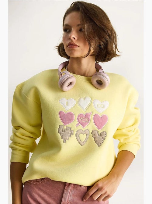 Felpa girocollo relaxed fit con applicazioni a patch a cuore lucci - Kiabi Felpa girocollo relaxed fit con applicazioni a patch a cuore lucci - Kiabi