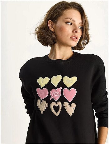 Felpa girocollo relaxed fit con applicazioni a patch a cuore lucci
