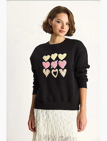 Felpa girocollo relaxed fit con applicazioni a patch a cuore lucci