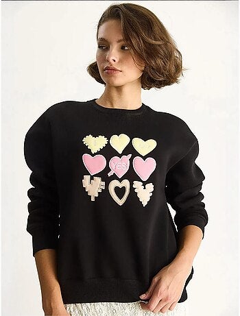 Felpa girocollo relaxed fit con applicazioni a patch a cuore lucci