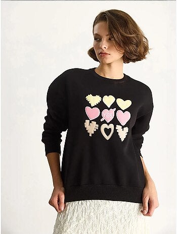 Felpa girocollo relaxed fit con applicazioni a patch a cuore lucci