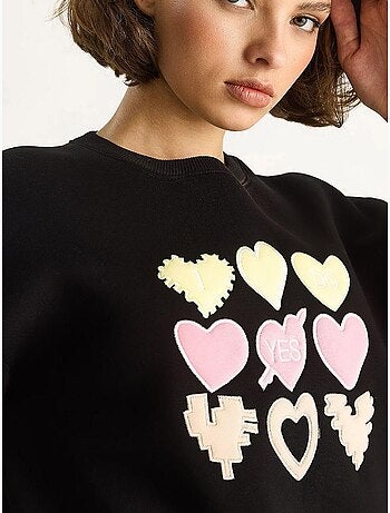 Felpa girocollo relaxed fit con applicazioni a patch a cuore lucci