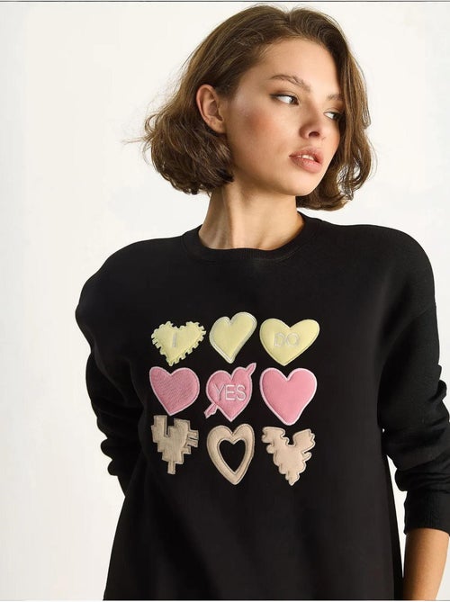 Felpa girocollo relaxed fit con applicazioni a patch a cuore lucci - Kiabi Felpa girocollo relaxed fit con applicazioni a patch a cuore lucci - Kiabi