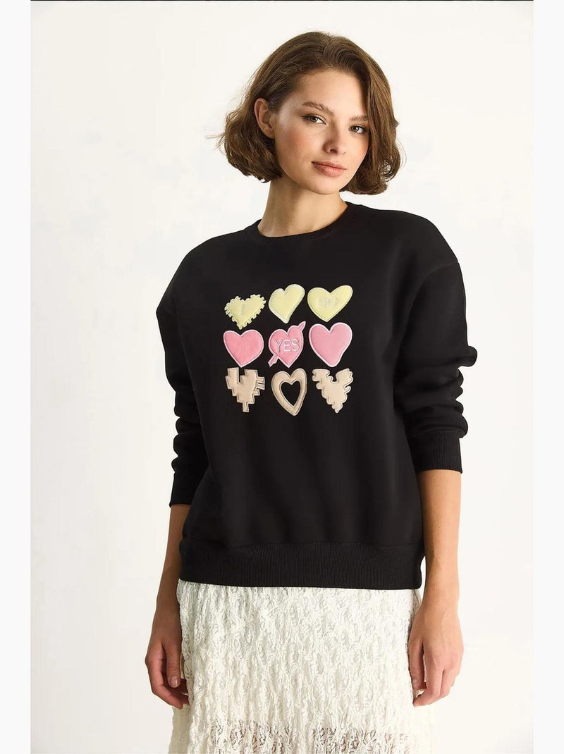 Felpa girocollo relaxed fit con applicazioni a patch a cuore lucci Nero - Kiabi