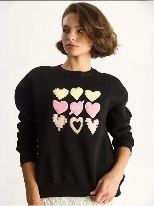 Felpa girocollo relaxed fit con applicazioni a patch a cuore lucci - Kiabi Felpa girocollo relaxed fit con applicazioni a patch a cuore lucci - Kiabi