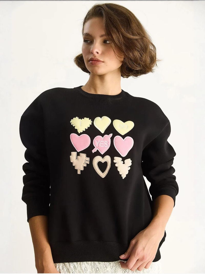 Felpa girocollo relaxed fit con applicazioni a patch a cuore lucci Nero - Kiabi