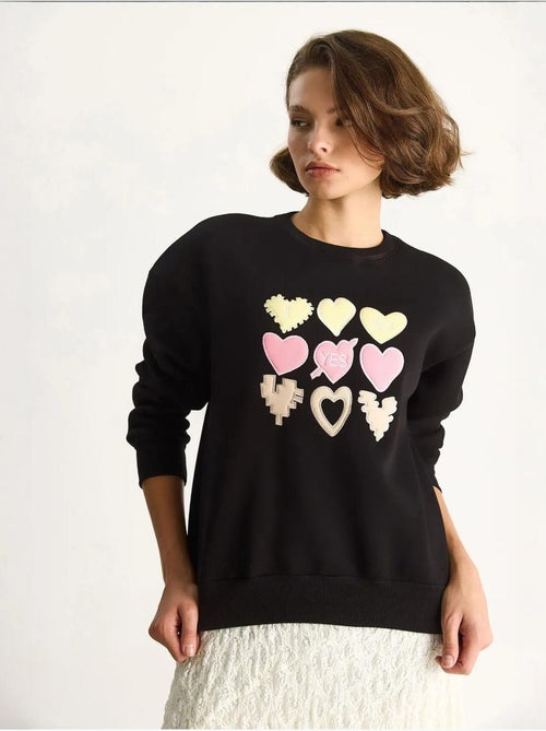 Felpa girocollo relaxed fit con applicazioni a patch a cuore lucci - Kiabi Felpa girocollo relaxed fit con applicazioni a patch a cuore lucci - Kiabi