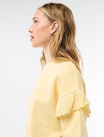 Felpa tinta unita con volant in pizzo inglese sulle maniche