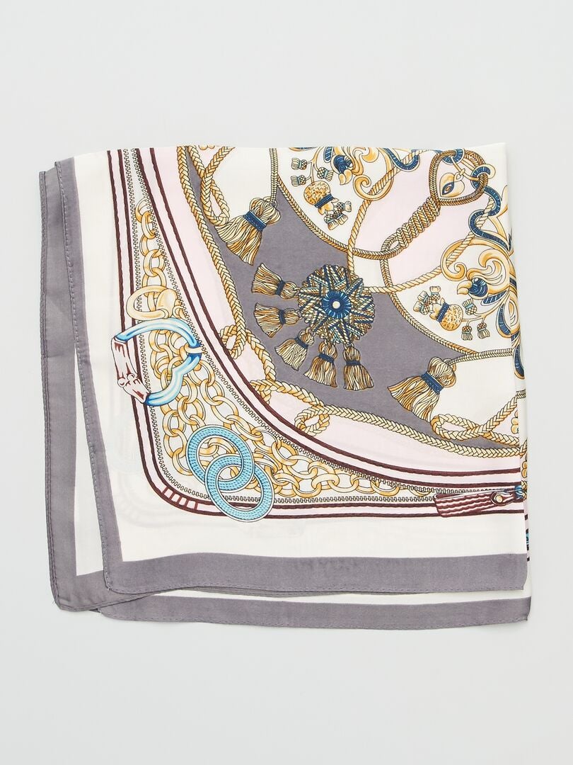 Tre modi per indossare il foulard quadrato