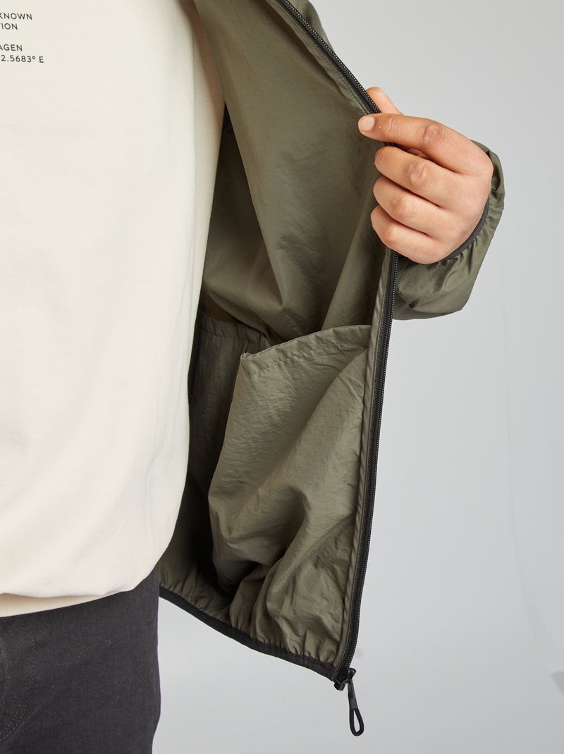 Giacca a vento tinta unita ripiegabile nel cappuccio KAKI - Kiabi