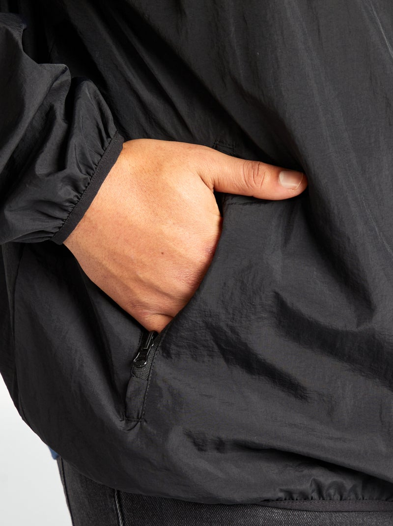 Giacca a vento tinta unita ripiegabile nel cappuccio nero - Kiabi