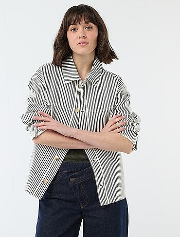 Giacca corta in denim con 2 tasche applicate