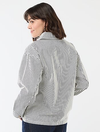 Giacca corta in denim con 2 tasche applicate