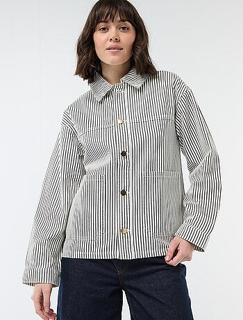 Giacca corta in denim con 2 tasche applicate