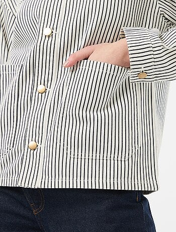 Giacca corta in denim con 2 tasche applicate