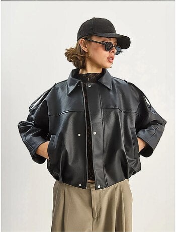 Giacca cropped oversize in ecopelle con zip lucci