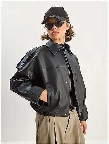 Giacca cropped oversize in ecopelle con zip lucci