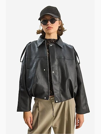 Giacca cropped oversize in ecopelle con zip lucci
