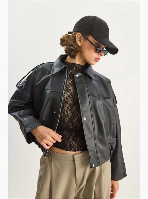 Giacca cropped oversize in ecopelle con zip lucci - Kiabi Giacca cropped oversize in ecopelle con zip lucci - Kiabi