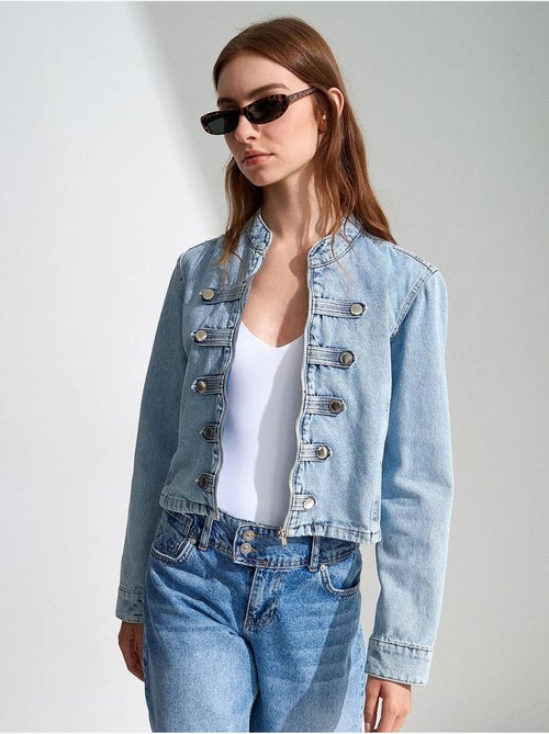 Giacca di jeans cropped con colletto alla coreana dilvin - Kiabi Giacca di jeans cropped con colletto alla coreana dilvin - Kiabi