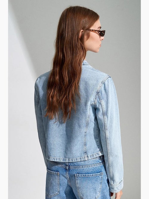 Giacca di jeans cropped con colletto alla coreana dilvin - Kiabi Giacca di jeans cropped con colletto alla coreana dilvin - Kiabi