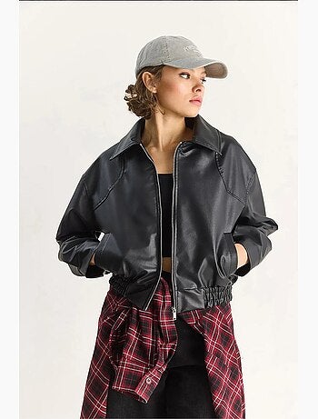 Giacca in ecopelle dal taglio relaxed con zip e tasche lucci