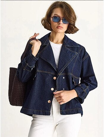 Giacca in look denim con colletto a camicia e chiusura con bottoni lucci