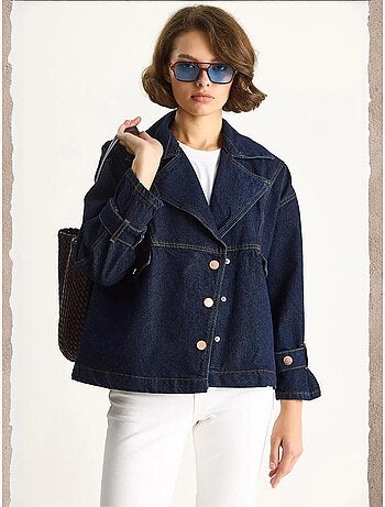 Giacca in look denim con colletto a camicia e chiusura con bottoni lucci