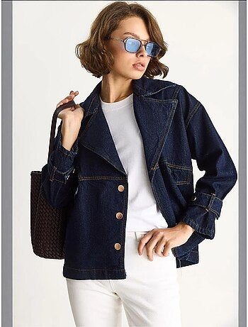 Giacca in look denim con colletto a camicia e chiusura con bottoni lucci